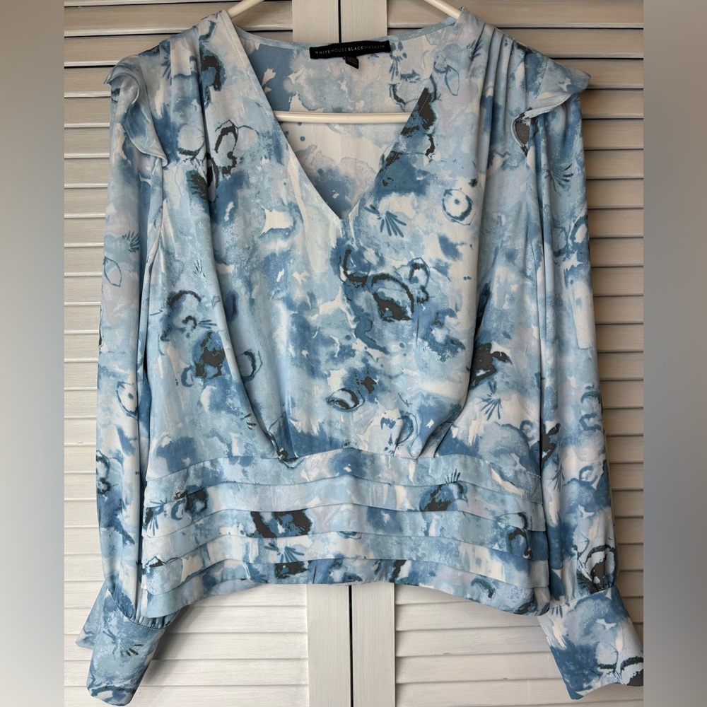 White House Black Market Size 8 Long Sleeve V Neck Top